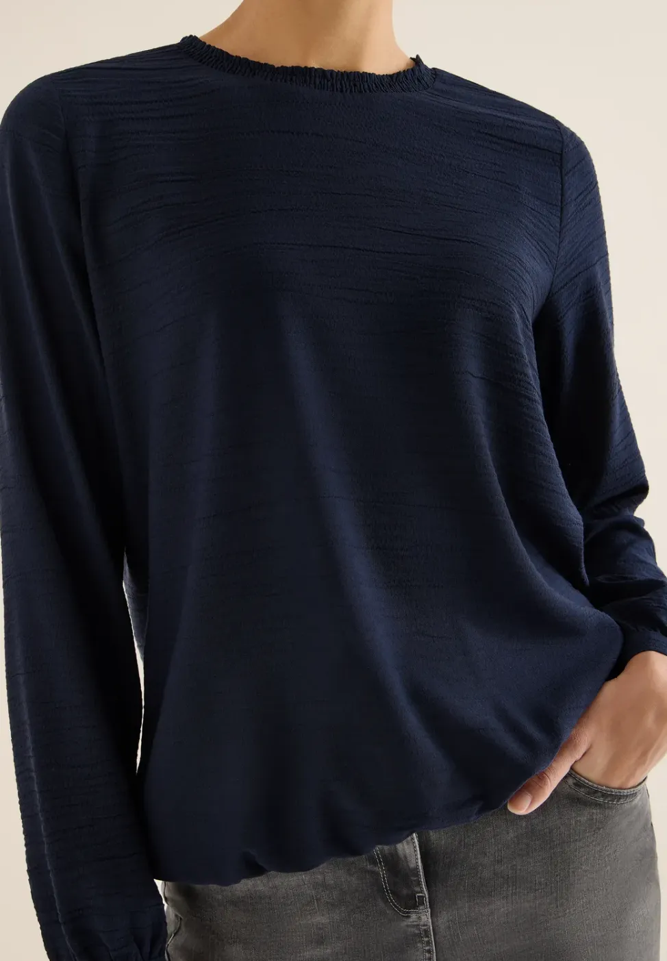 Blouse met gesmockte halslijn