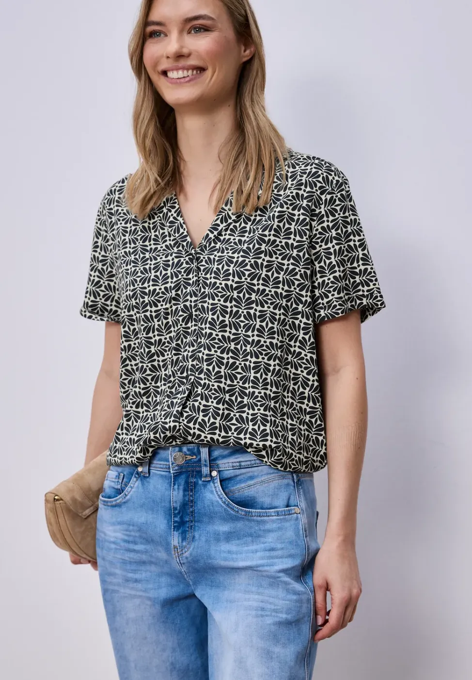 Blouse met korte mouwen en bowlingkraag