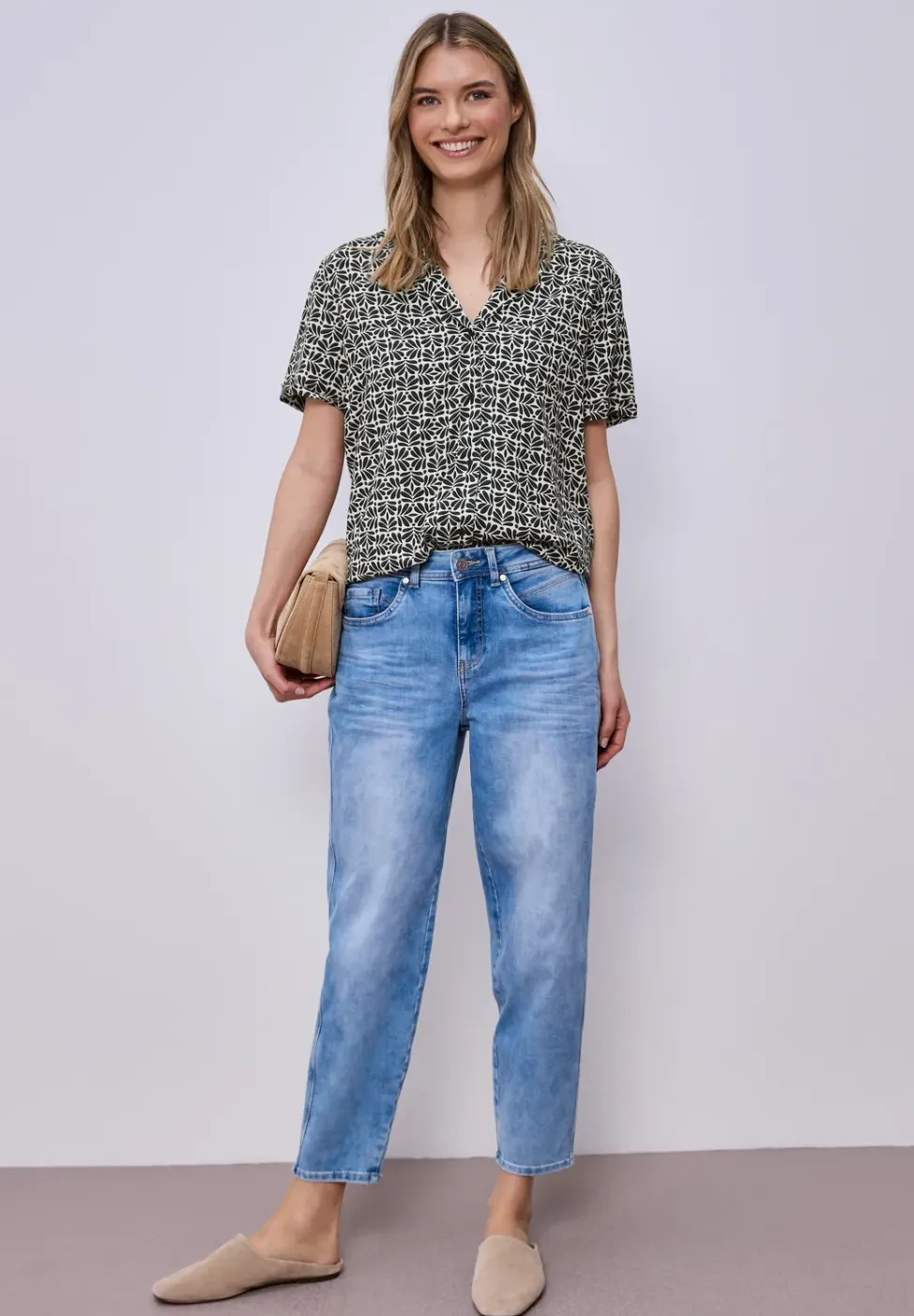 Blouse met korte mouwen en bowlingkraag