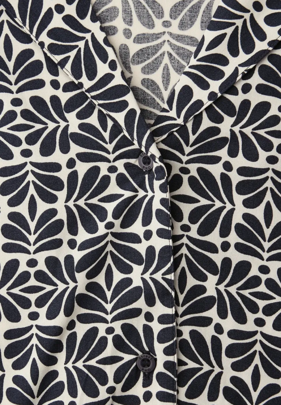 Blouse met korte mouwen en bowlingkraag