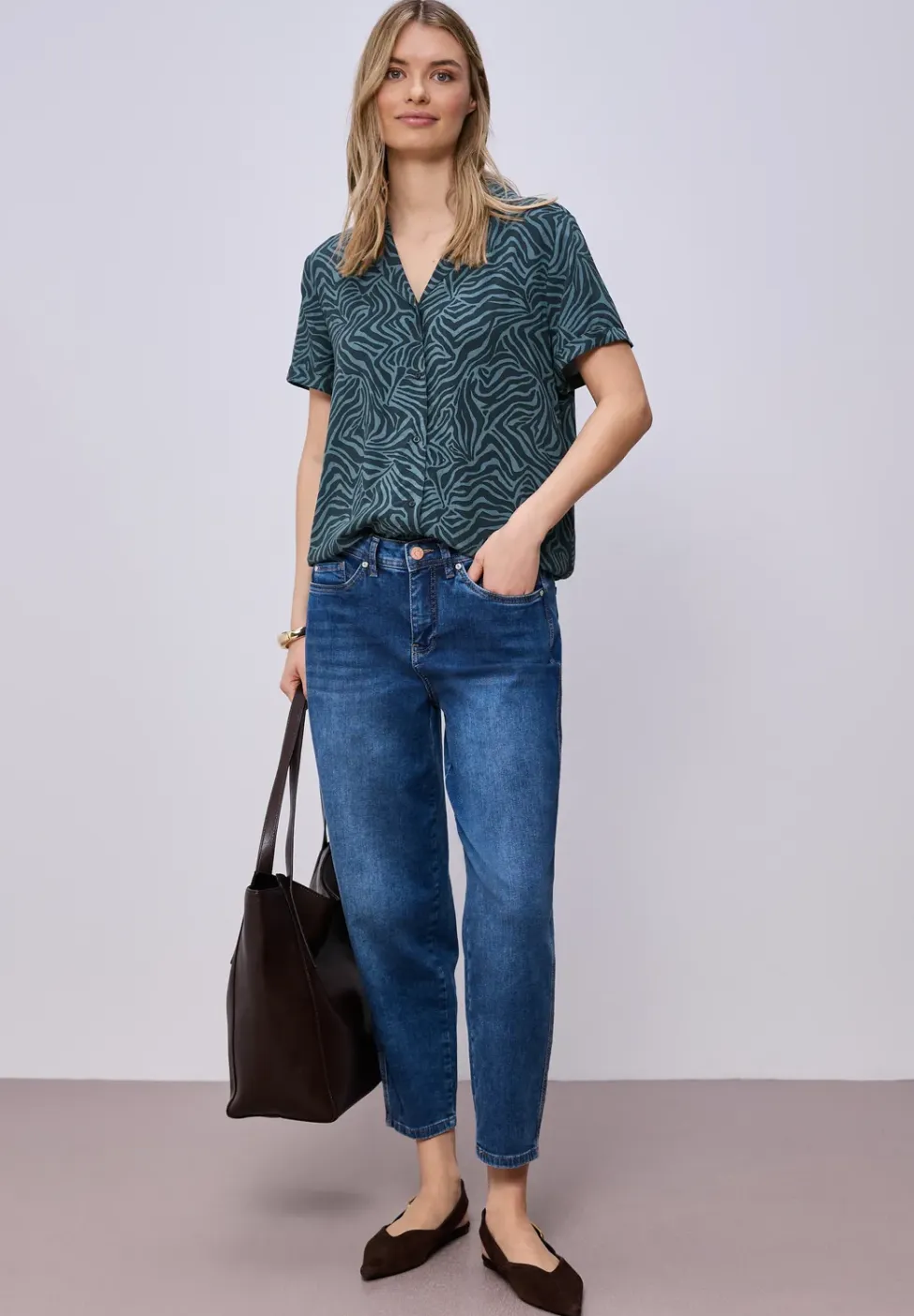 Blouse met korte mouwen en bowlingkraag