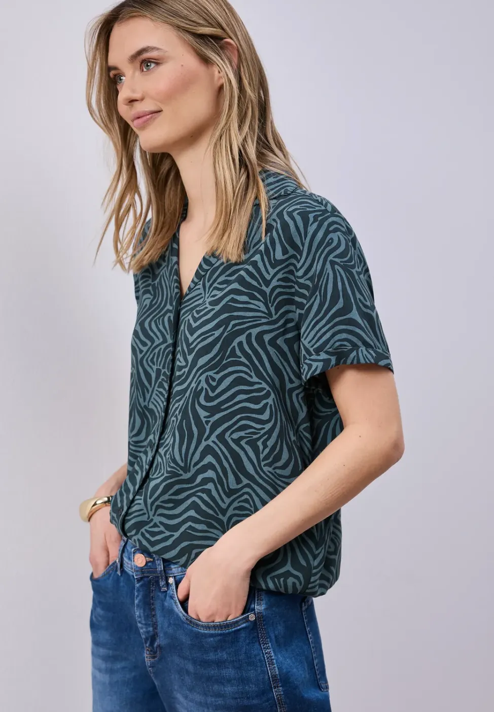 Blouse met korte mouwen en bowlingkraag