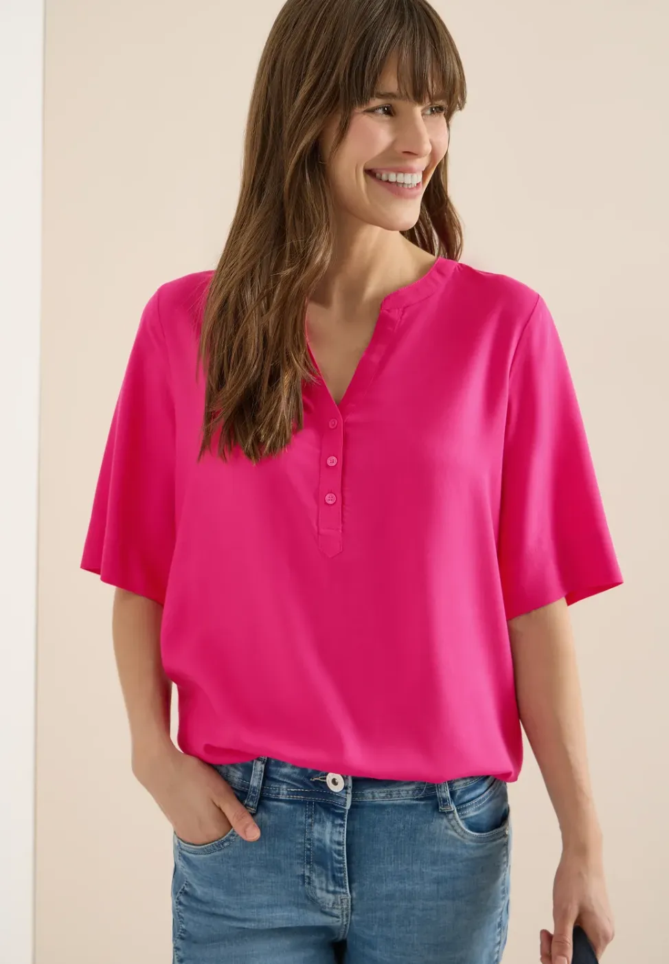 Blouse met korte mouwen en gespleten hals