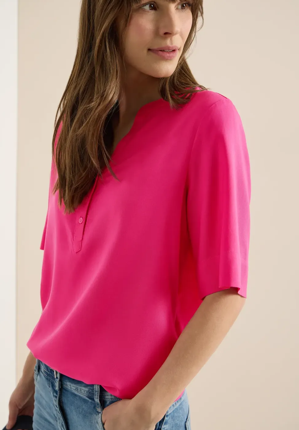 Blouse met korte mouwen en gespleten hals