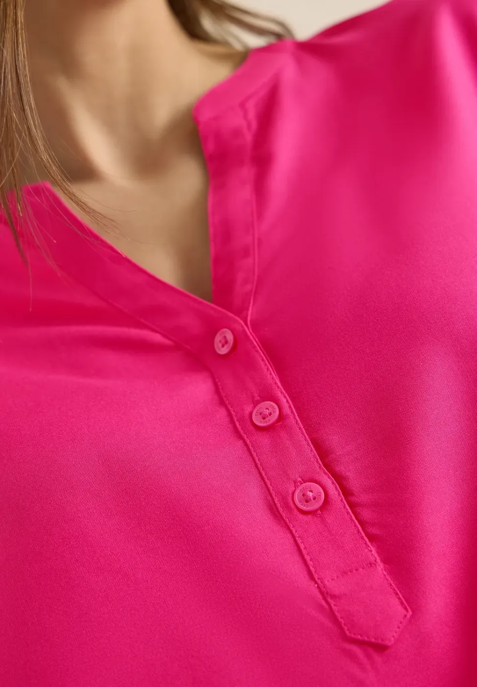 Blouse met korte mouwen en gespleten hals