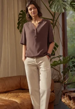Blouse met korte mouwen en gespleten hals