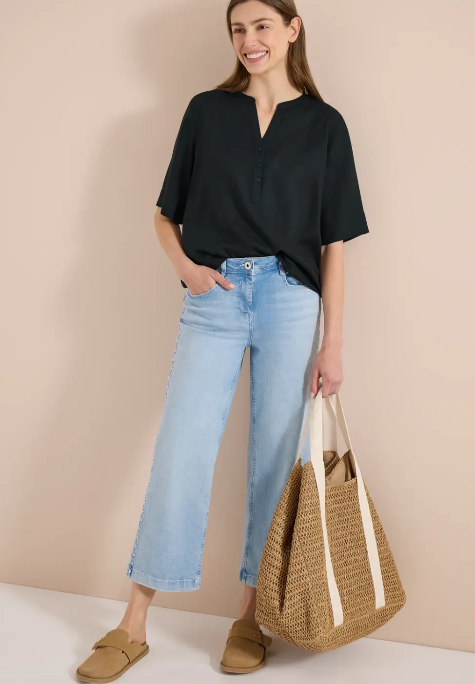 Blouse met korte mouwen en gespleten hals