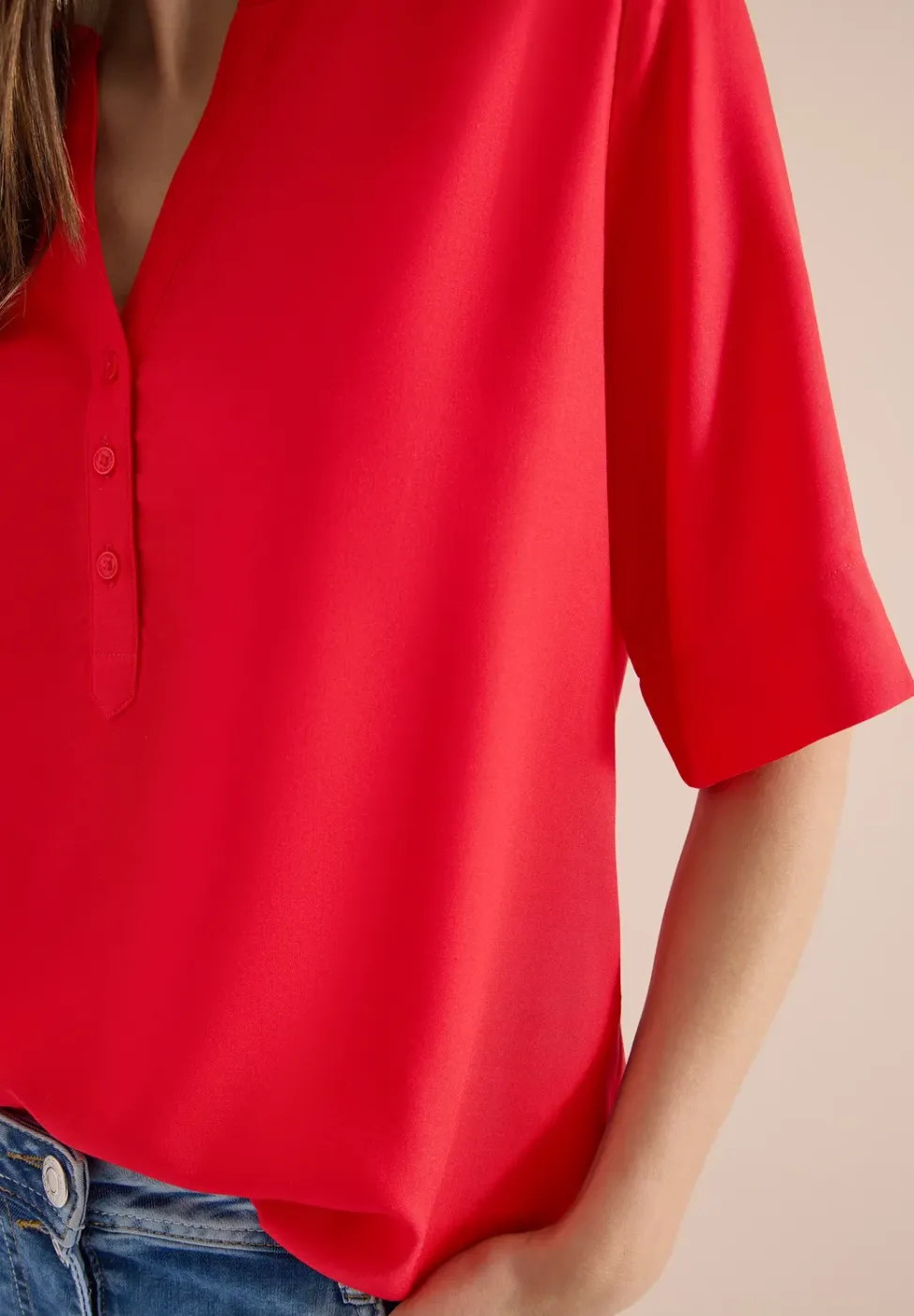 Blouse met korte mouwen en gespleten hals
