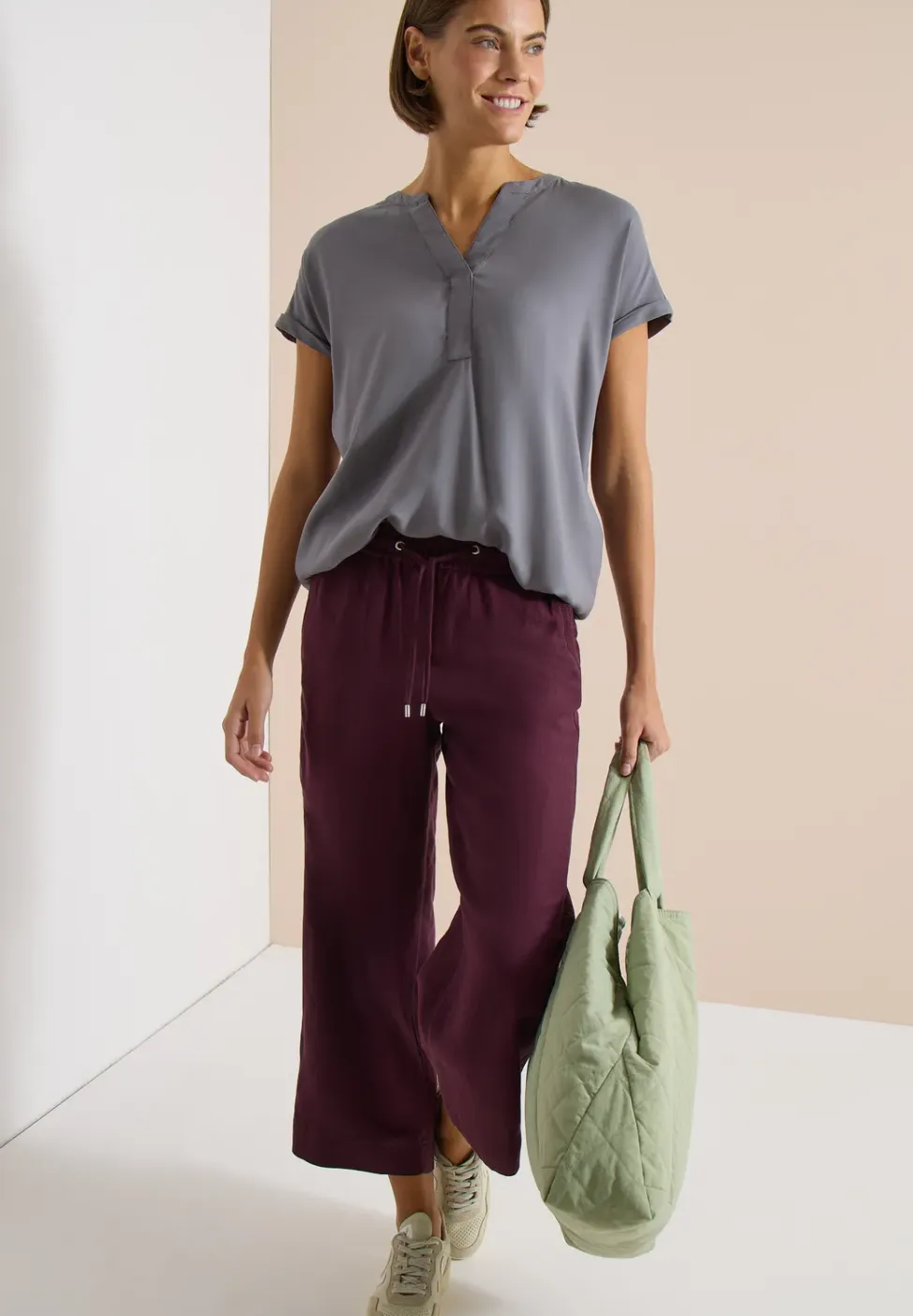 Blouse met korte mouwen en gespleten hals