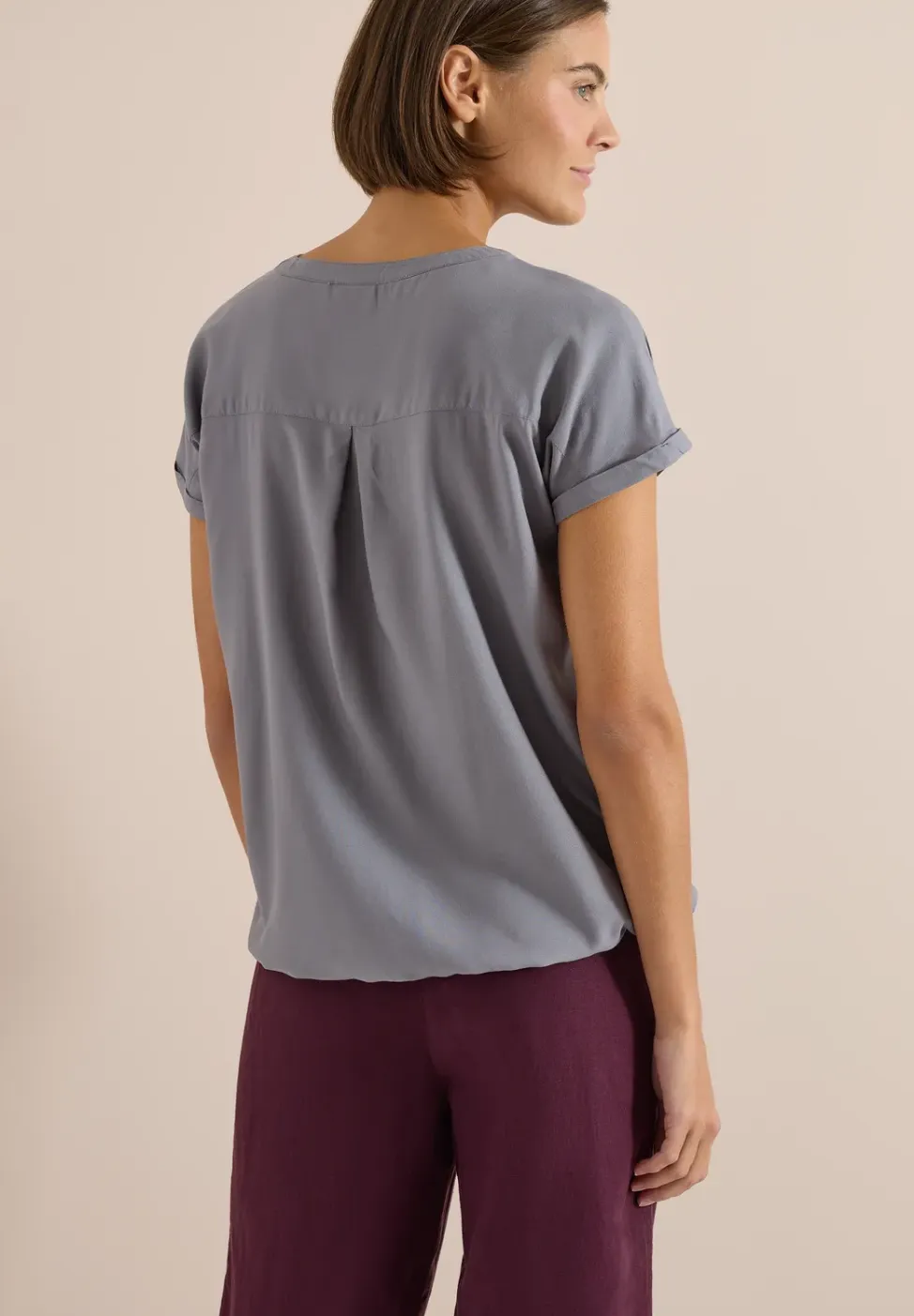 Blouse met korte mouwen en gespleten hals