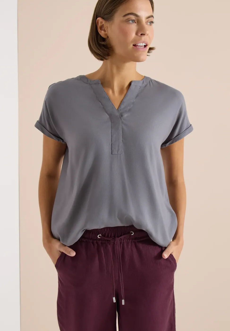 Blouse met korte mouwen en gespleten hals