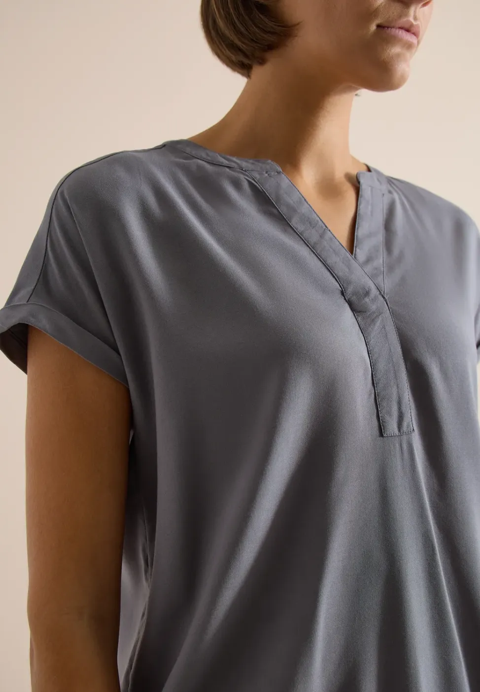 Blouse met korte mouwen en gespleten hals