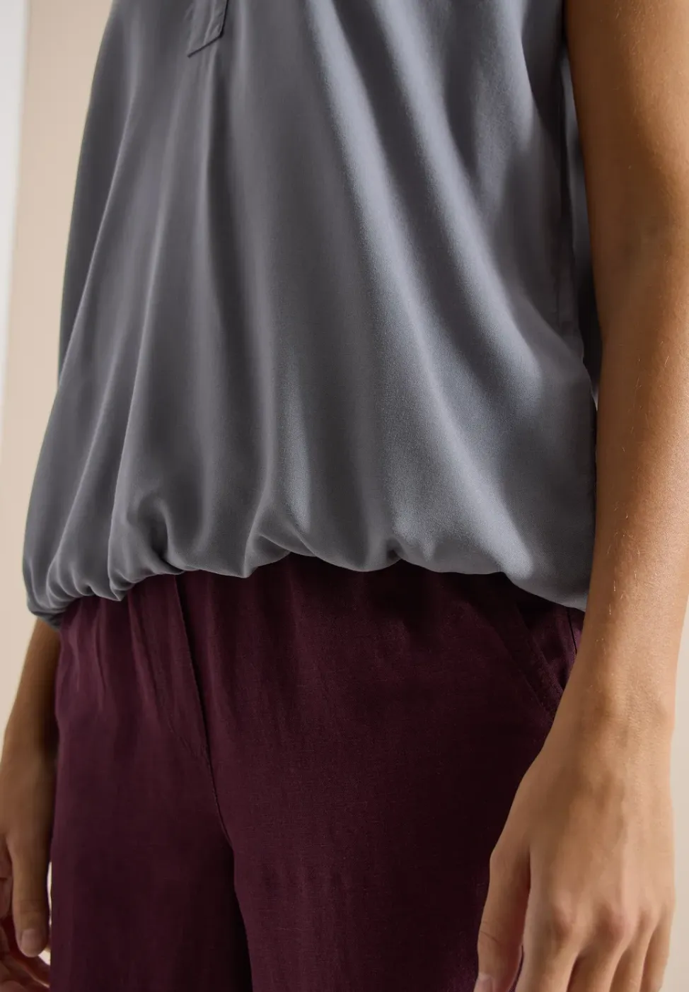 Blouse met korte mouwen en gespleten hals
