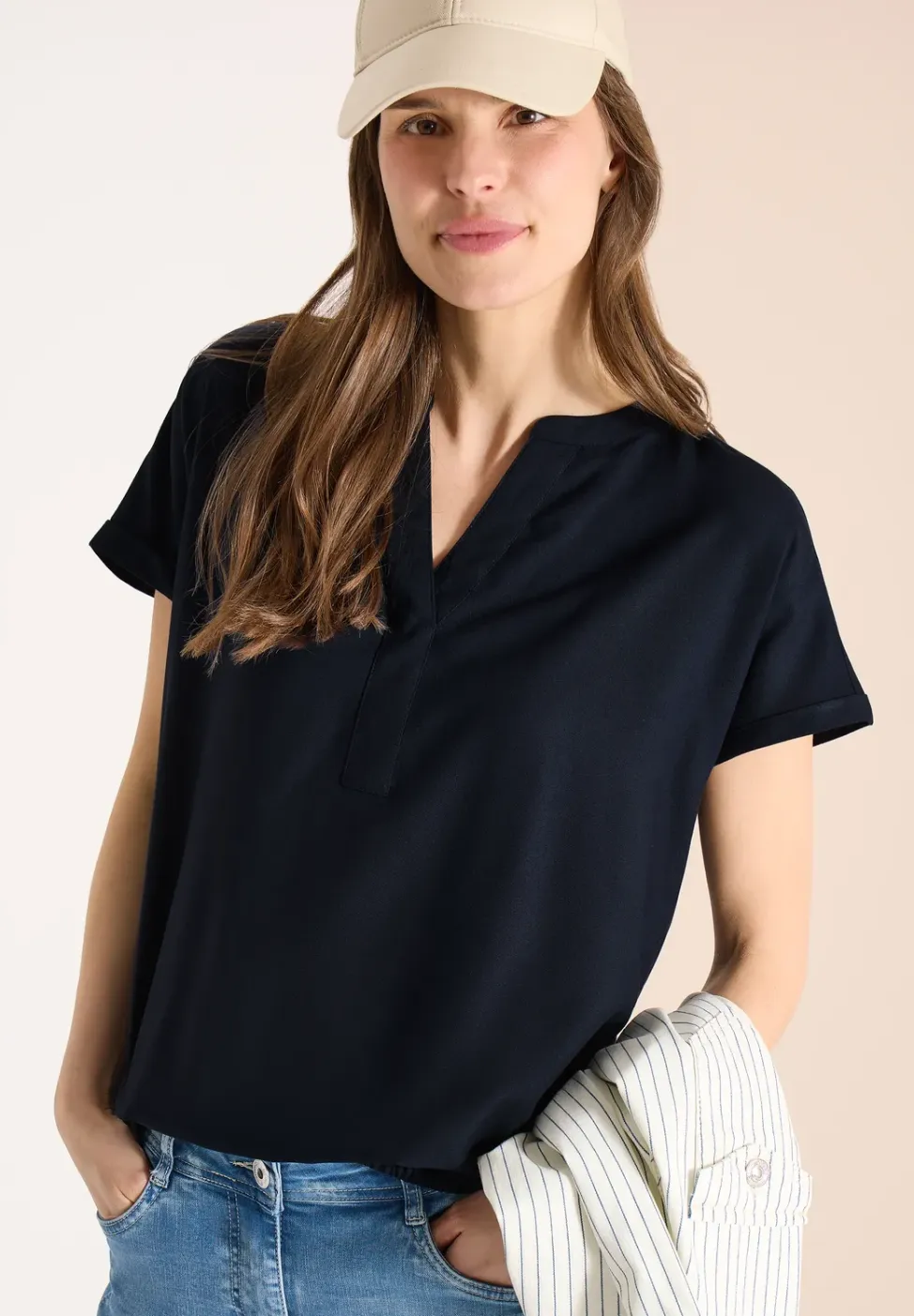 Blouse met korte mouwen en gespleten hals