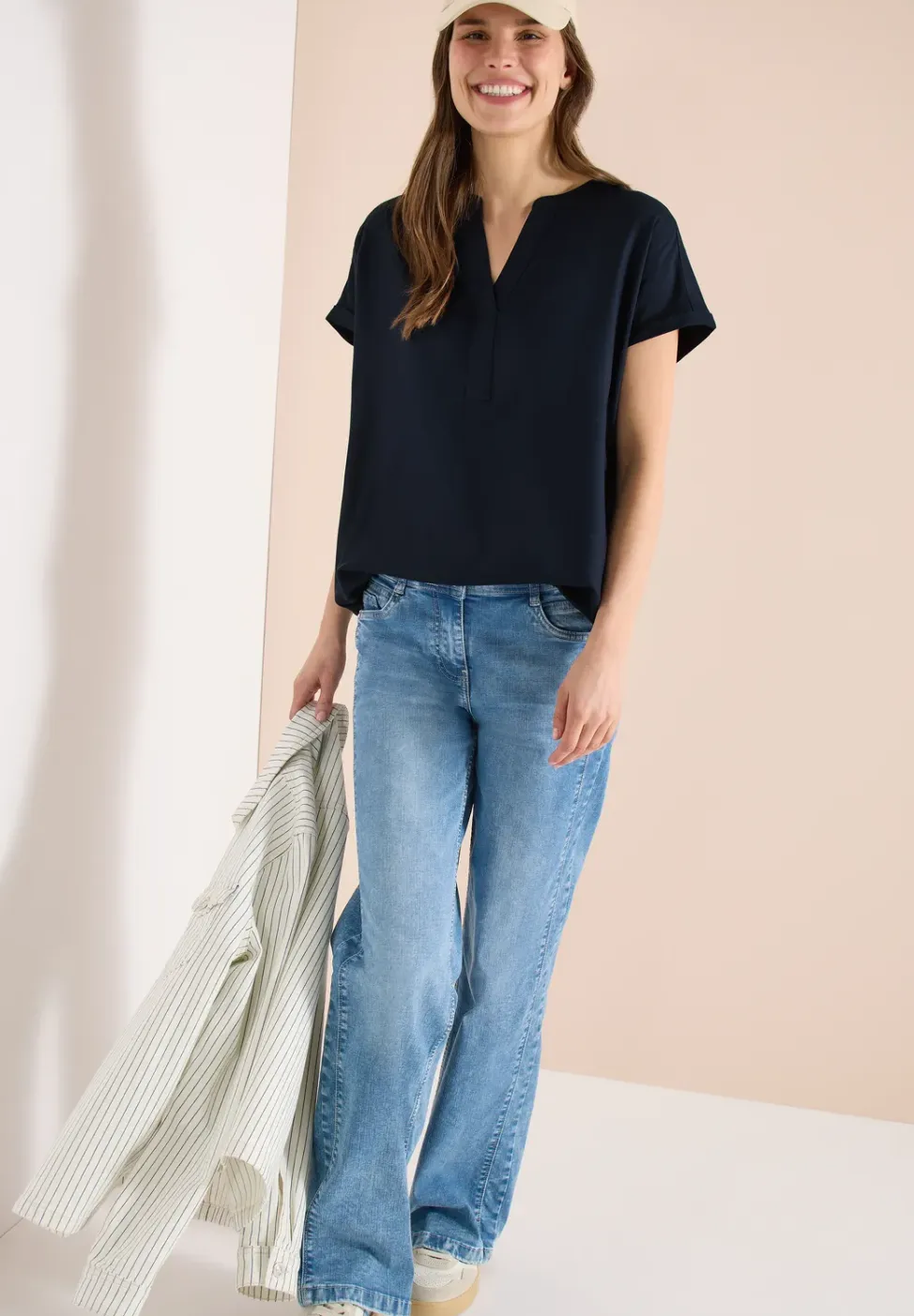Blouse met korte mouwen en gespleten hals