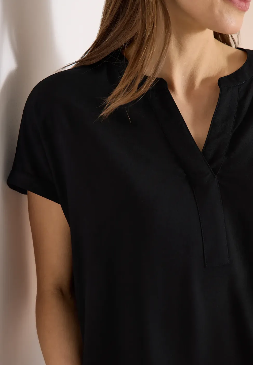 Blouse met korte mouwen en gespleten hals