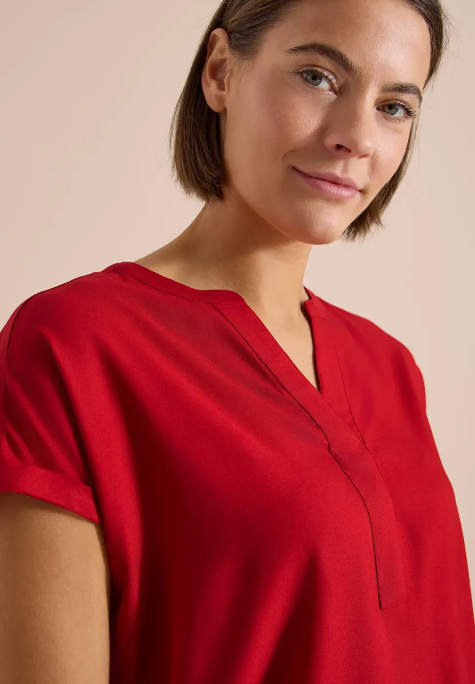 Blouse met korte mouwen en gespleten hals