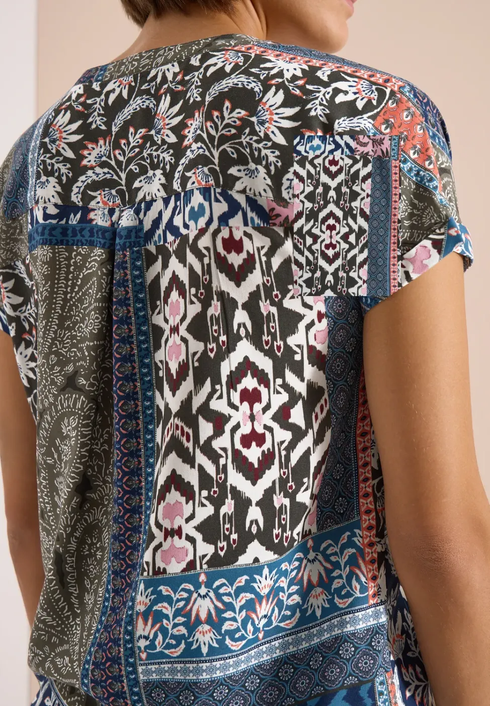 Blouse met korte mouwen en patchworkprint