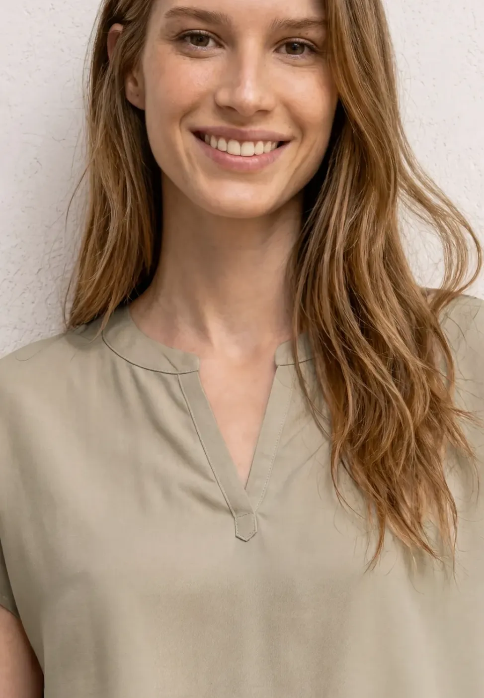 Blouse met losse schouders en gespleten hals