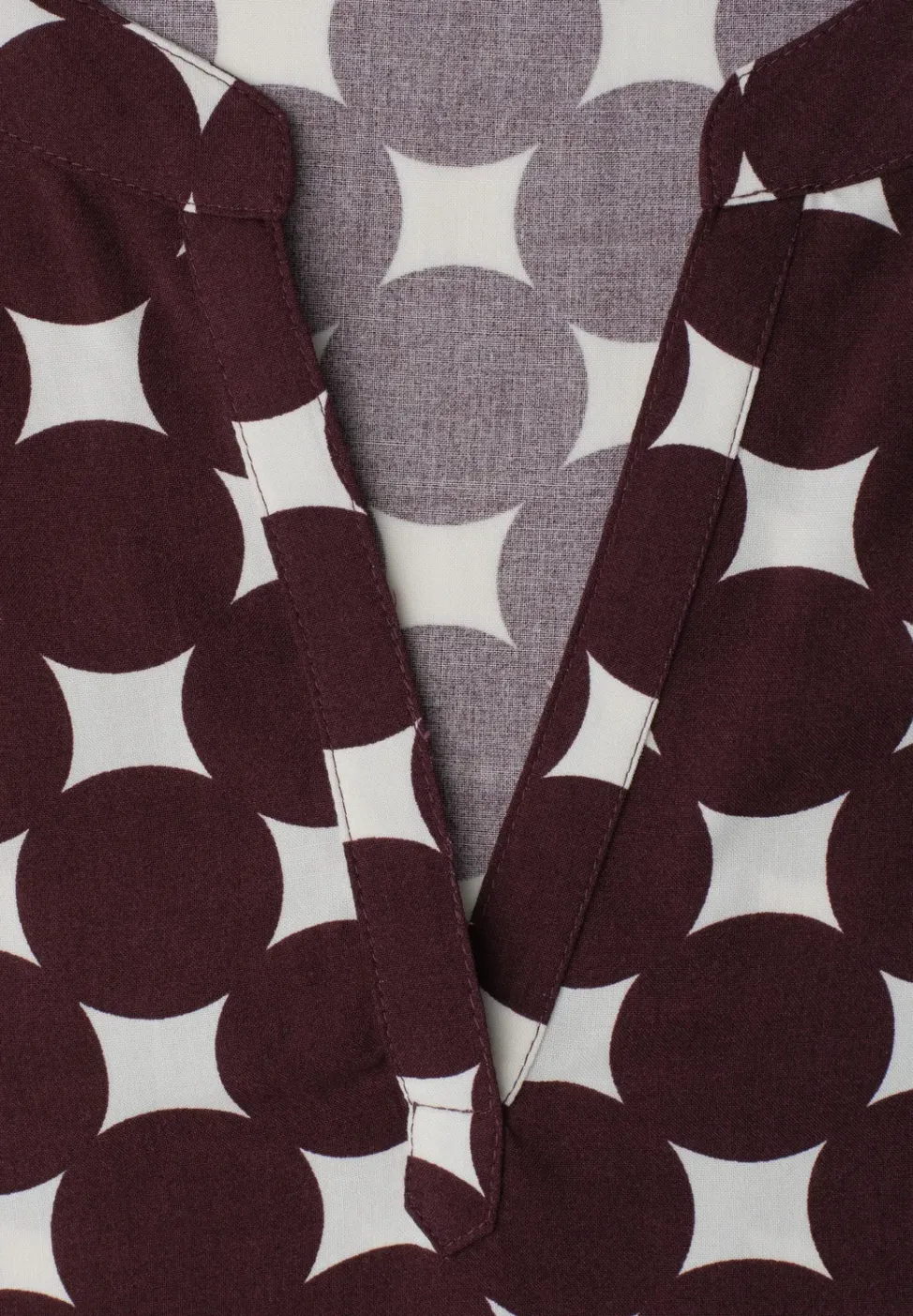 Blouse met losse schouders en gespleten hals