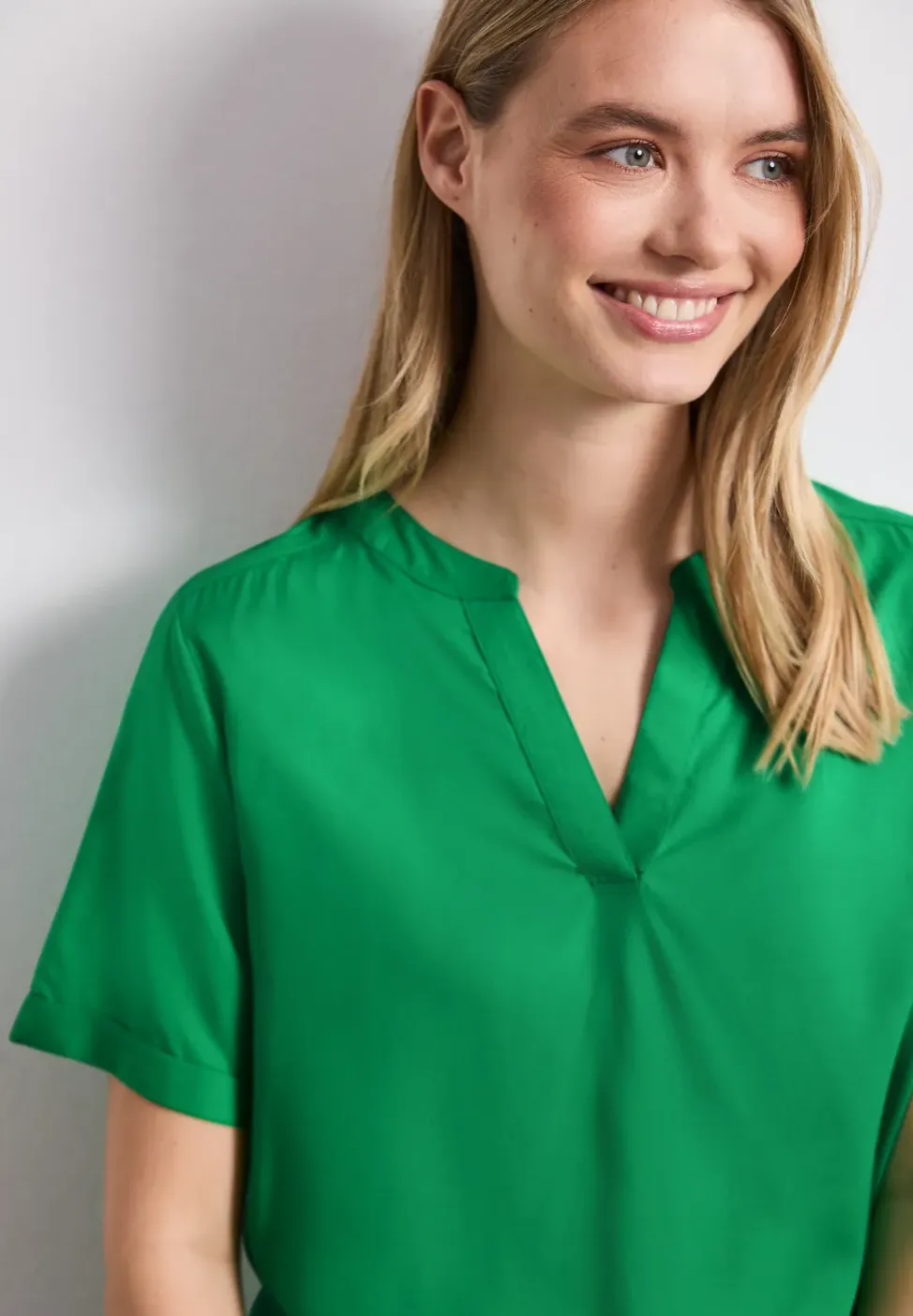Blouse met losse schouders en gespleten hals