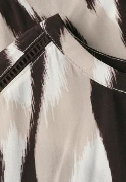 Blouse met overhangende schouders en getapete details