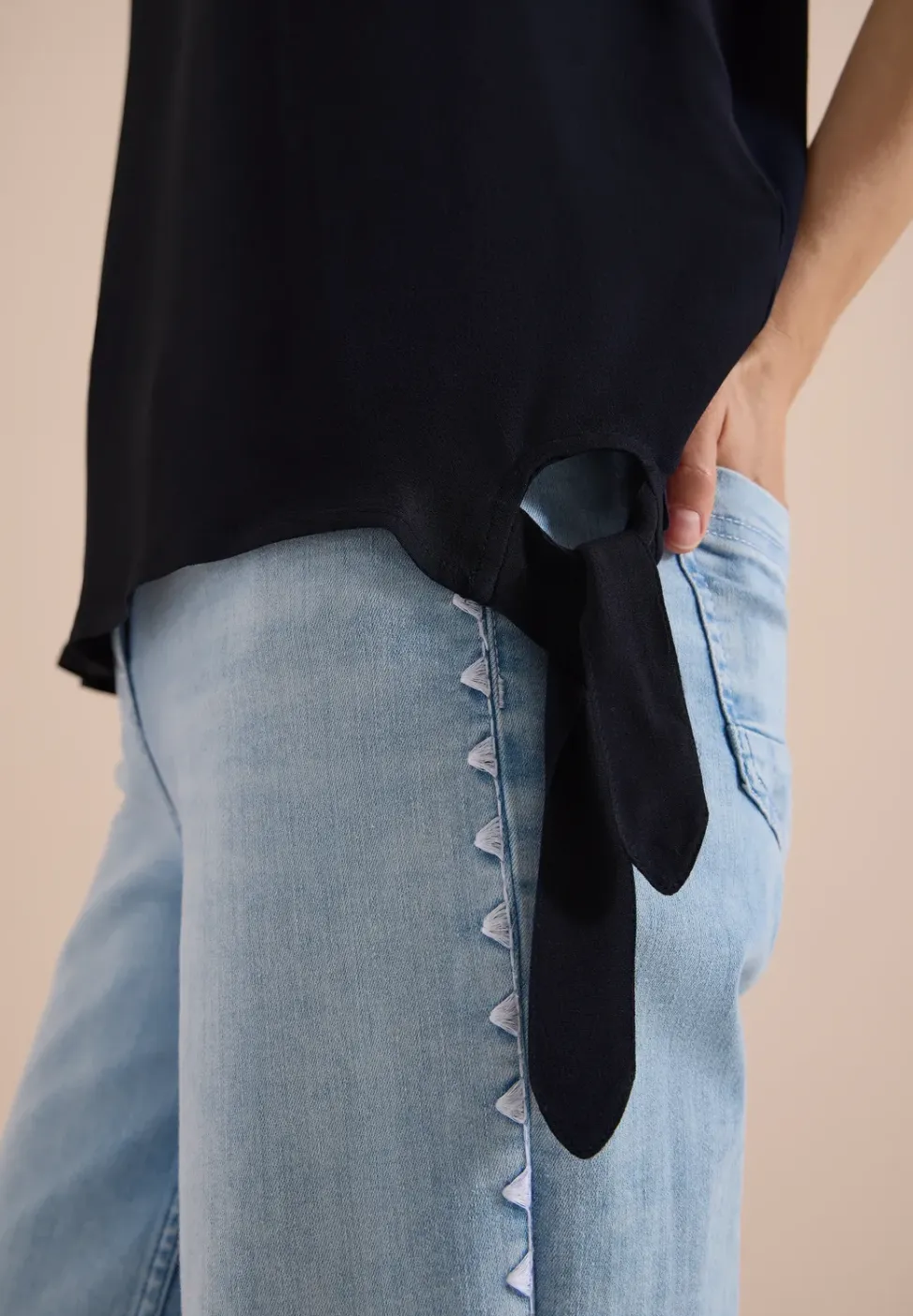 Blouse met ronde hals en knoopdetail