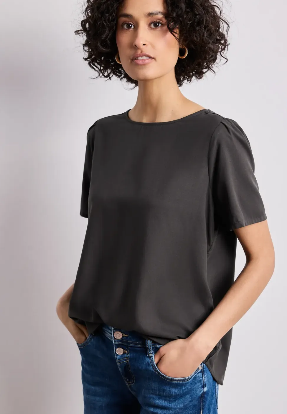 Blouse met ronde hals en korte pofmouwen