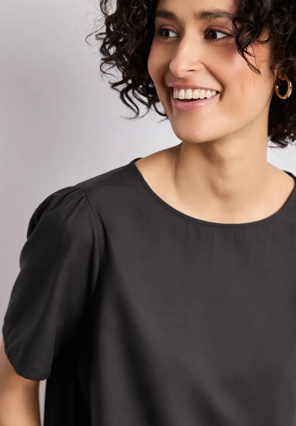 Blouse met ronde hals en korte pofmouwen