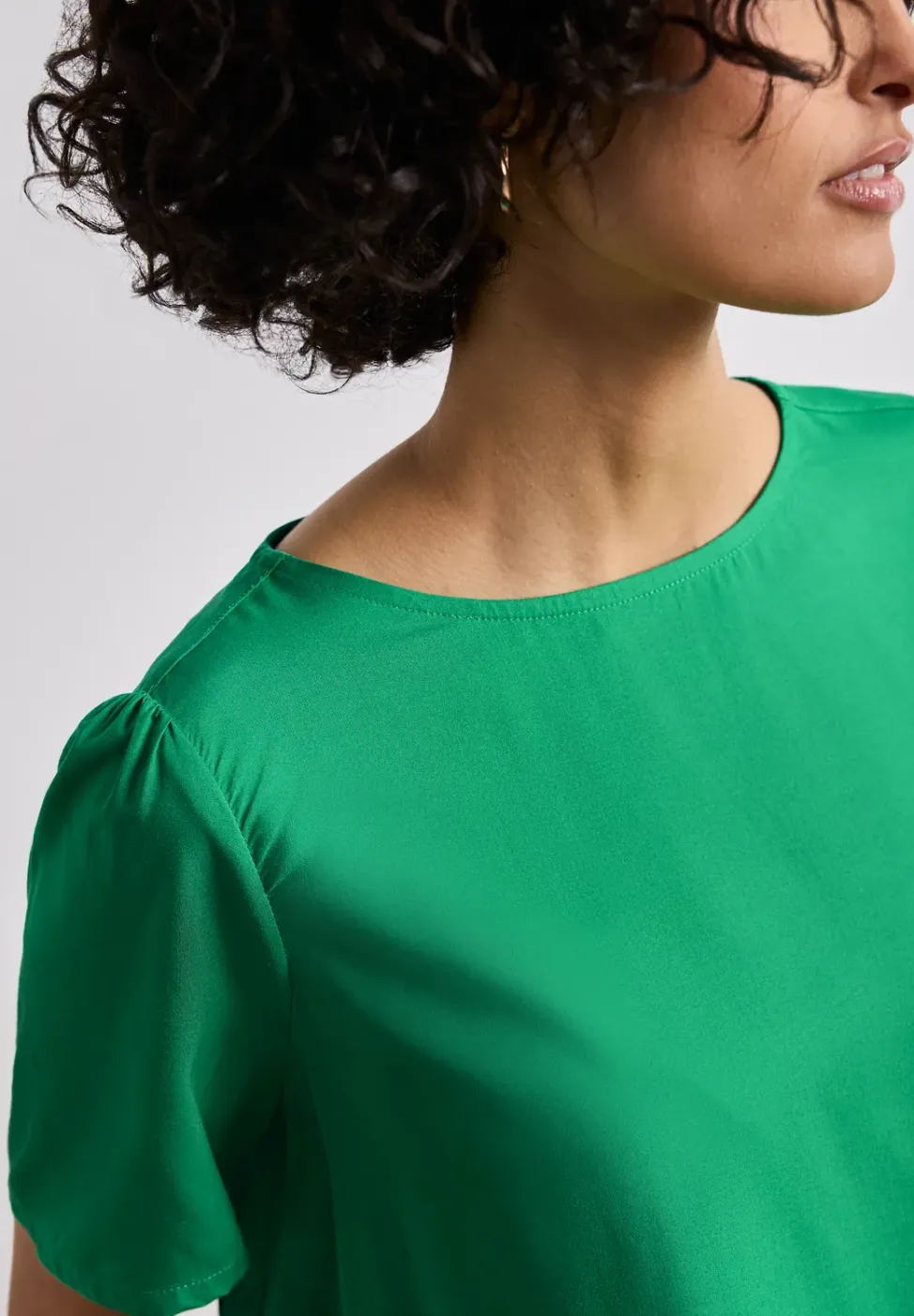 Blouse met ronde hals en korte pofmouwen