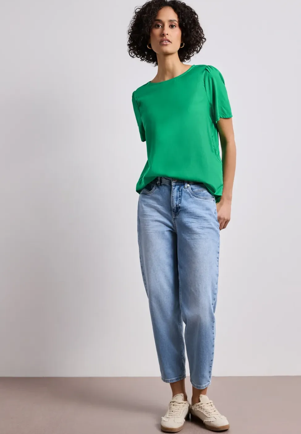 Blouse met ronde hals en korte pofmouwen
