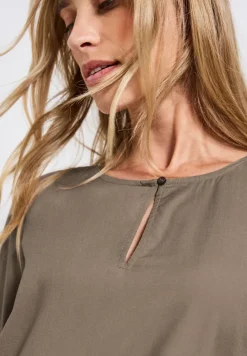 Blouse met ronde hals en uitsnijding