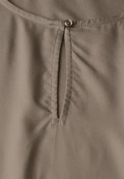Blouse met ronde hals en uitsnijding