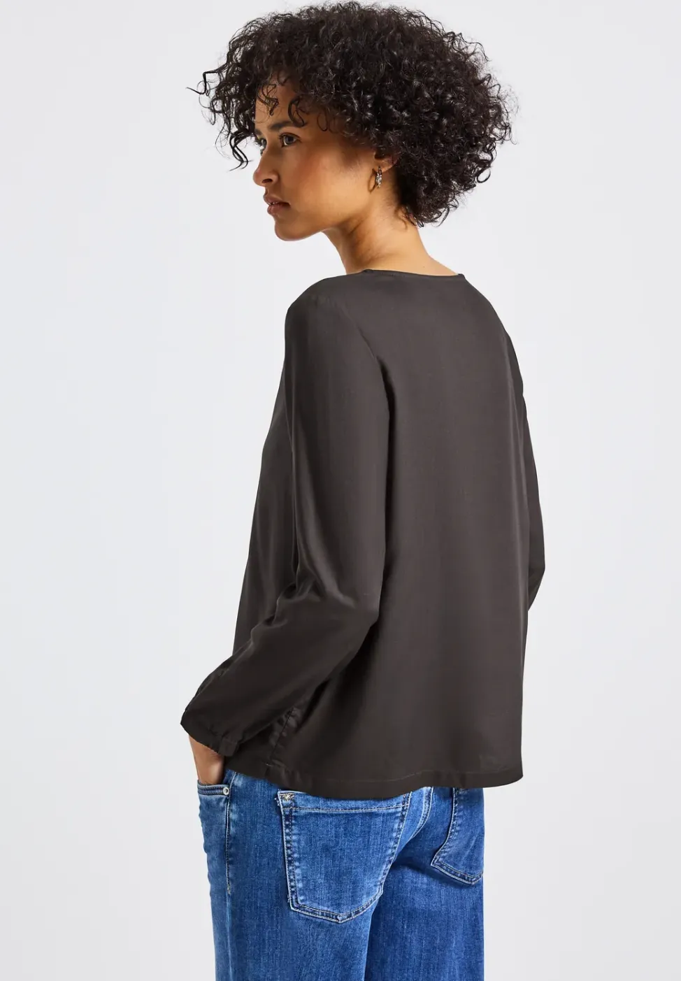 Blouse met ronde hals en uitsnijding
