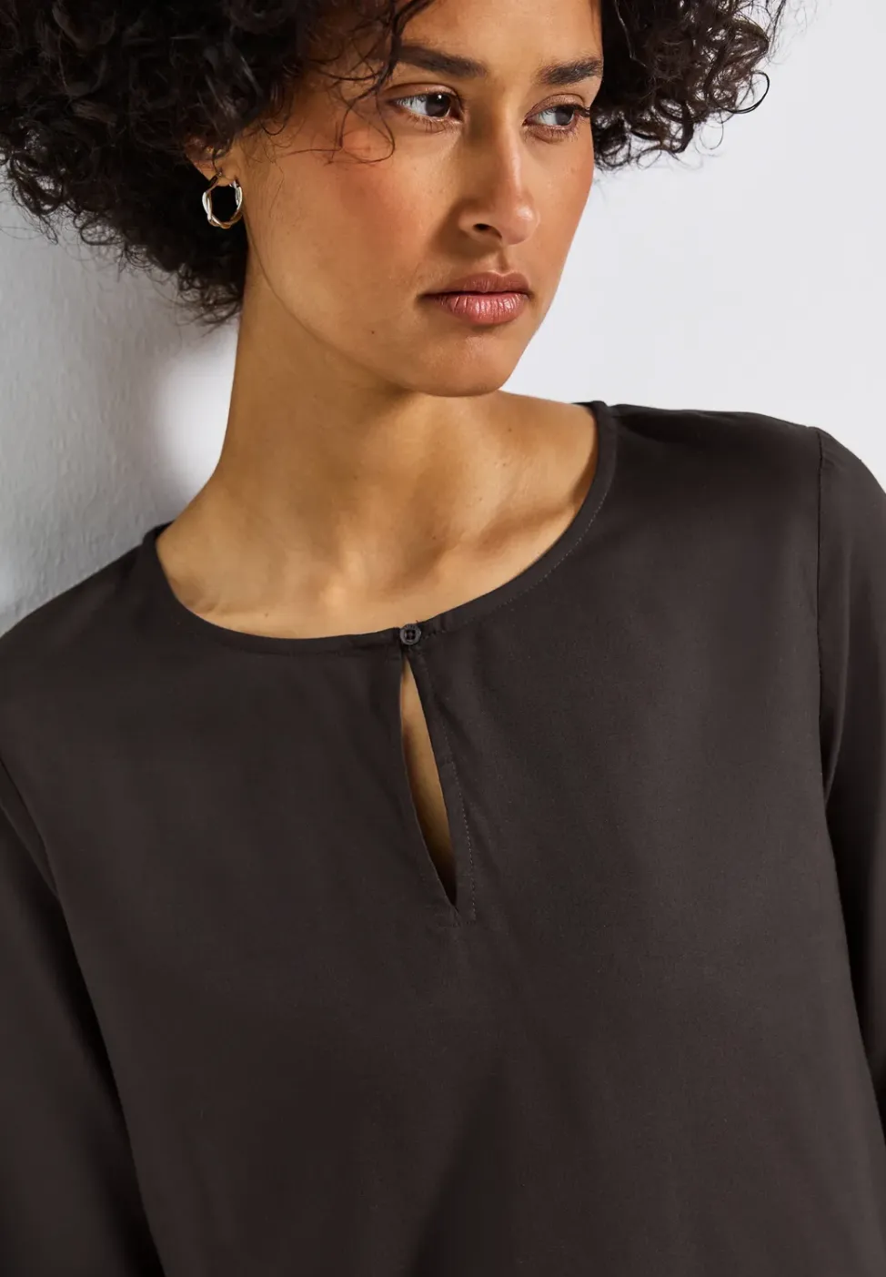 Blouse met ronde hals en uitsnijding