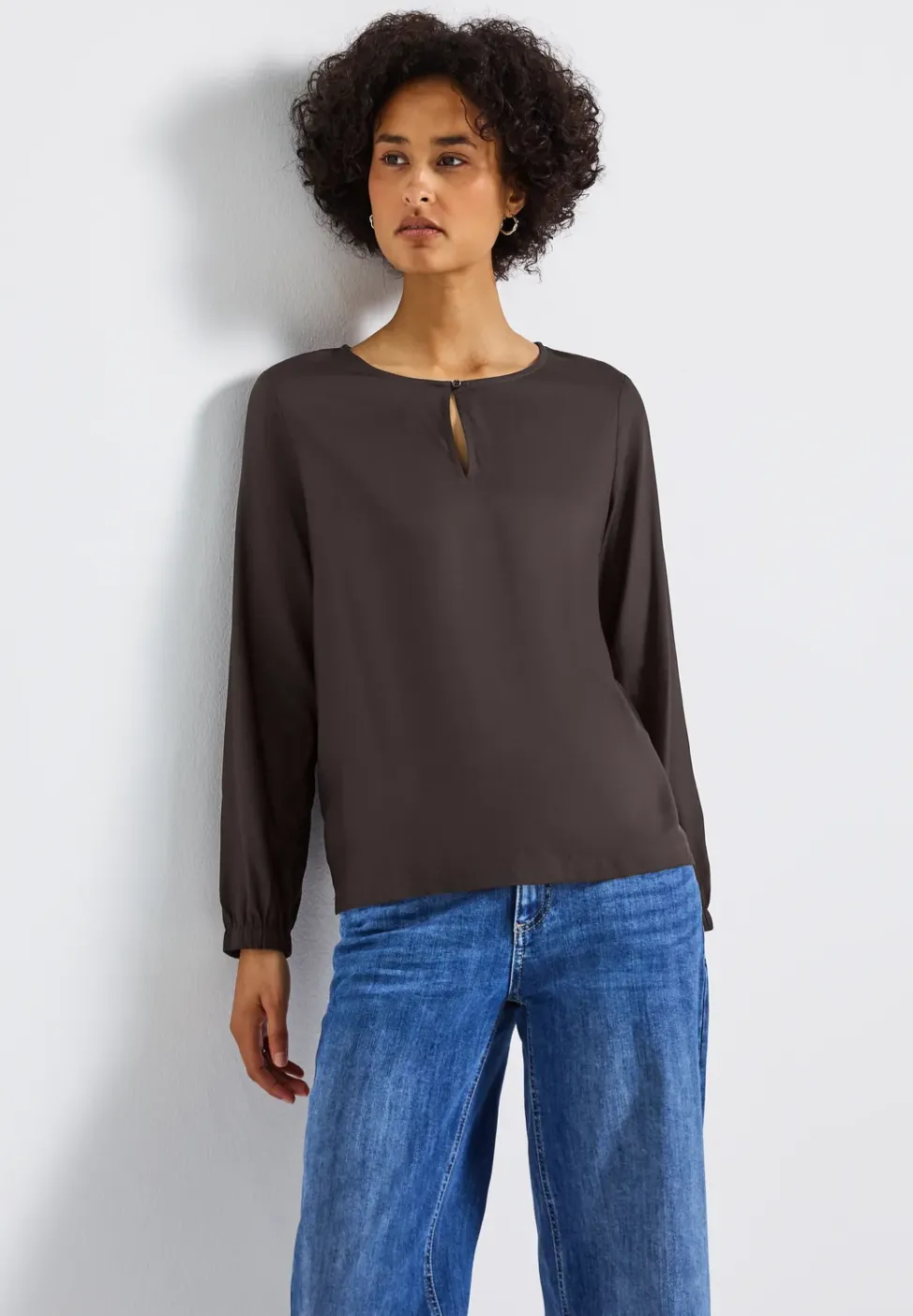 Blouse met ronde hals en uitsnijding