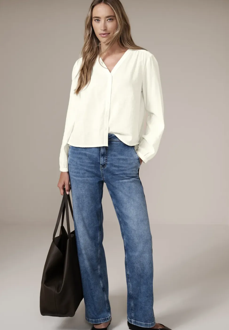 Blouse met V-hals en borduursel