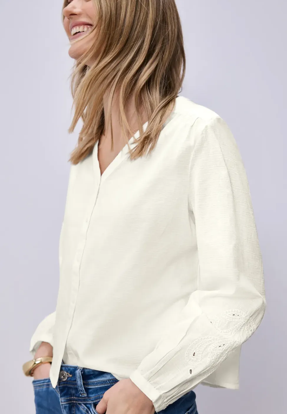 Blouse met V-hals en borduursel