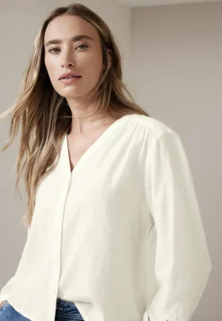 Blouse met V-hals en borduursel