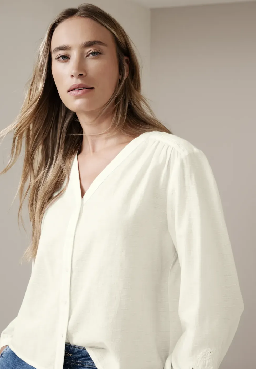 Blouse met V-hals en borduursel