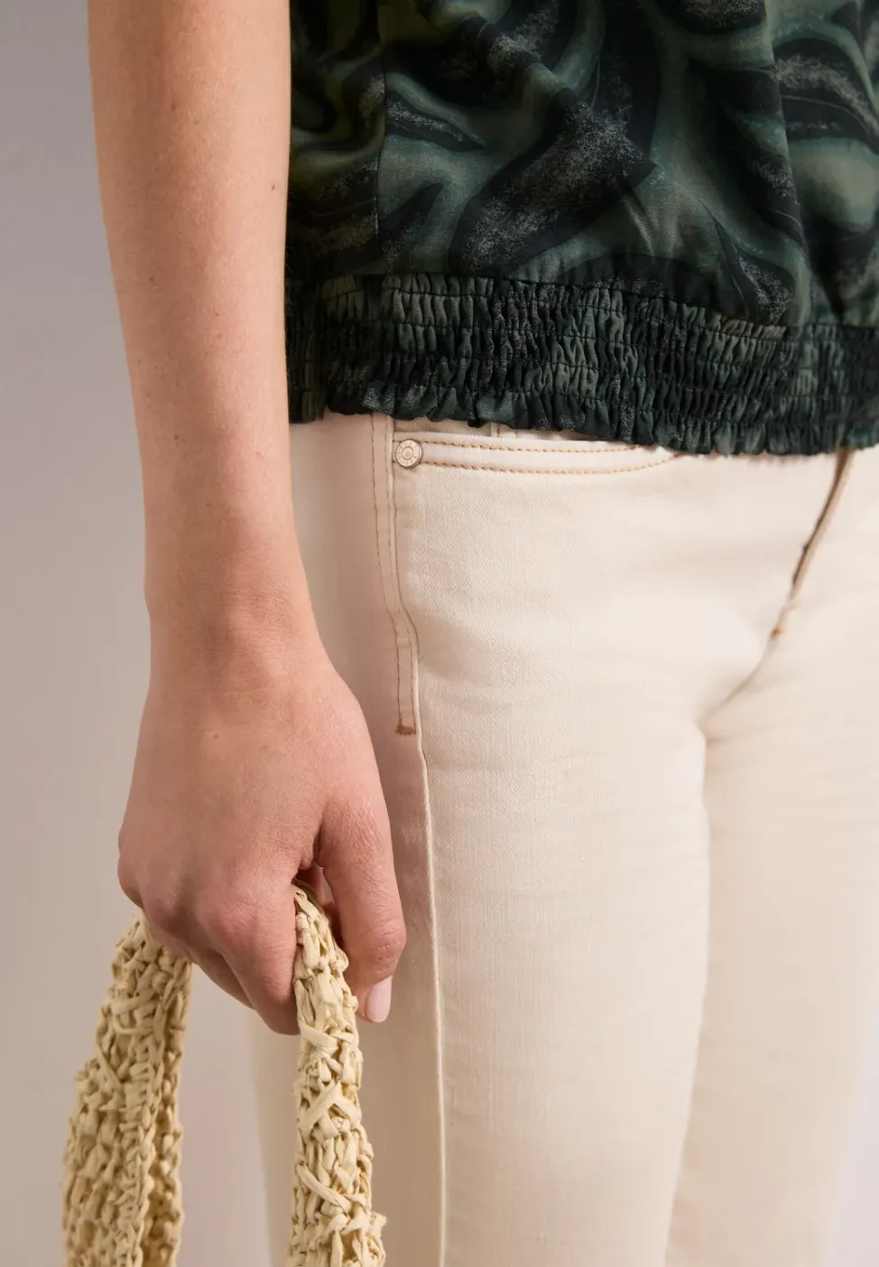 Blouseshirt met gespleten hals en smokdetail