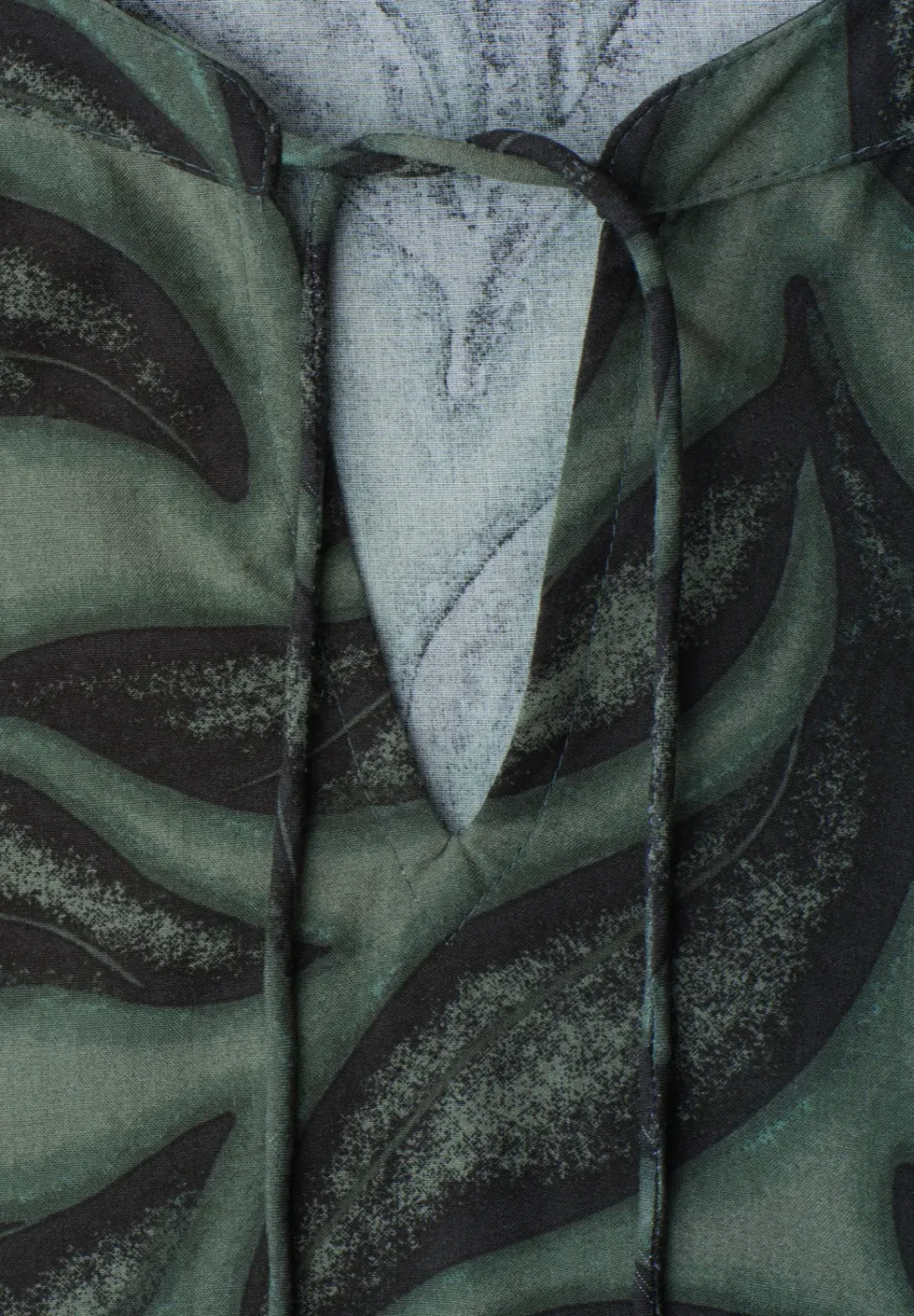 Blouseshirt met gespleten hals en smokdetail