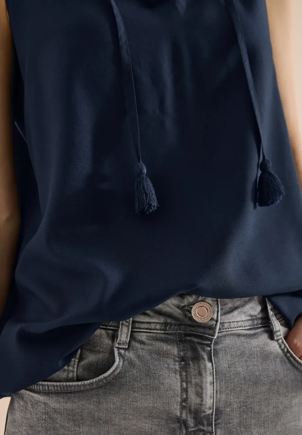 Blousetop met gespleten hals en linten