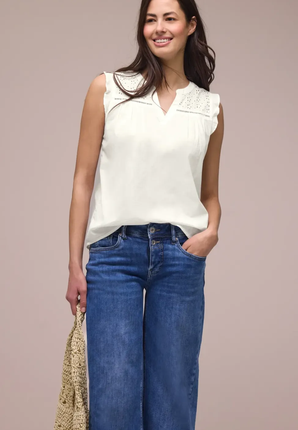Blousetop met gespleten hals en shiffley-details