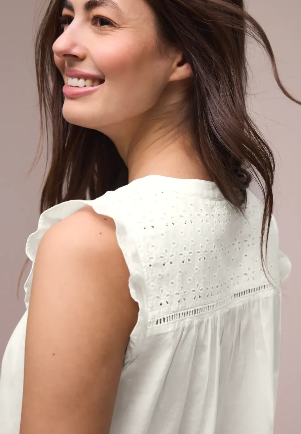 Blousetop met gespleten hals en shiffley-details