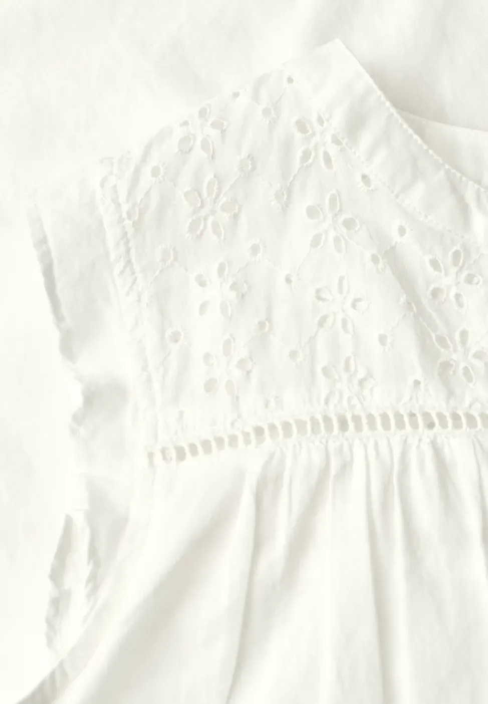Blousetop met gespleten hals en shiffley-details