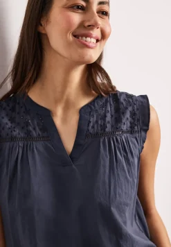 Blousetop met gespleten hals en shiffley-details