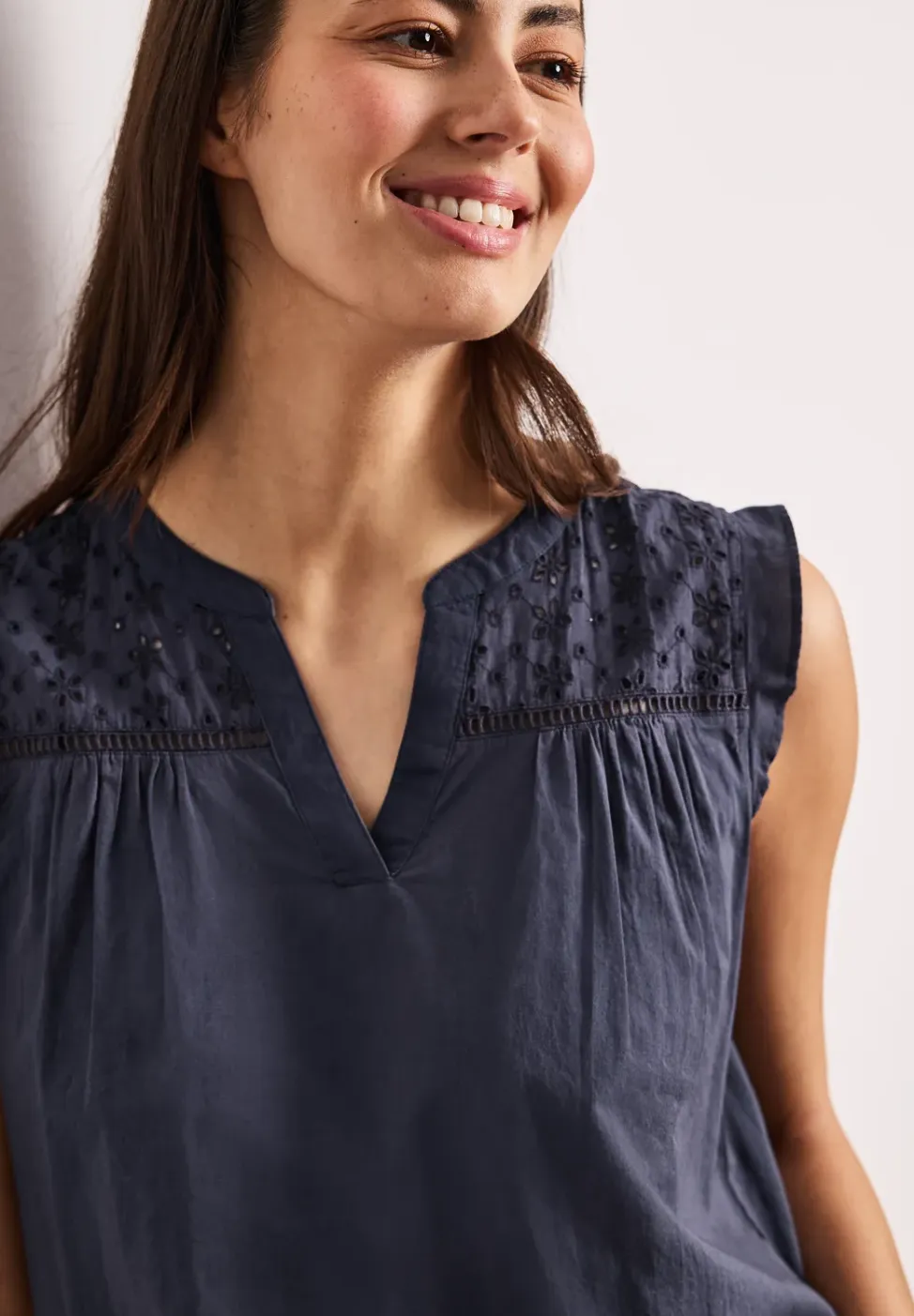 Blousetop met gespleten hals en shiffley-details