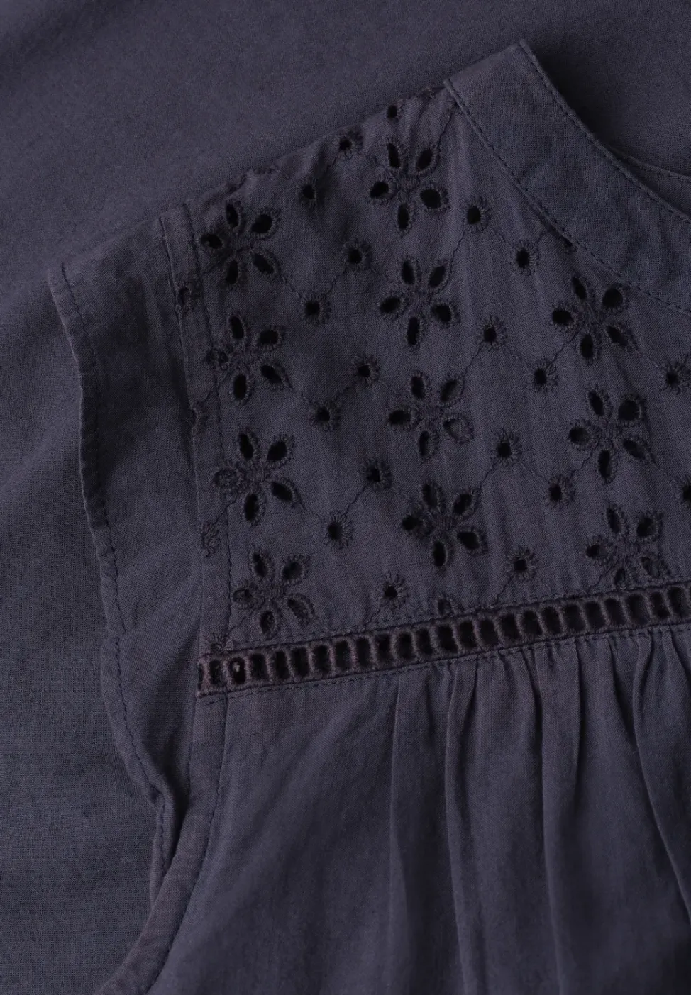 Blousetop met gespleten hals en shiffley-details