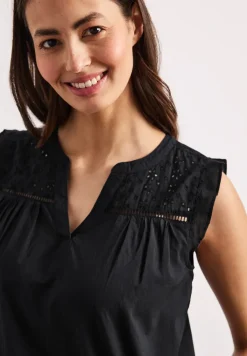 Blousetop met gespleten hals en shiffley-details